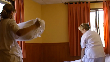 Dos mujeres trabajando en un hotel