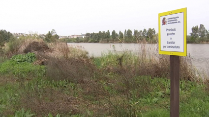 Cartel de acceso al azud de la pesquera