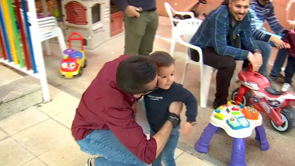 Un padre recibe un regalo de su hijo