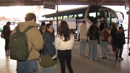 Pasajeros esperando el autobús en la estación de Mérida