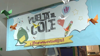 Cartel de bienvenida en un colegio