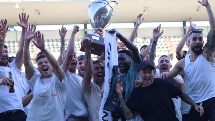 El Mérida celebra la permanencia en Primera RFEF.