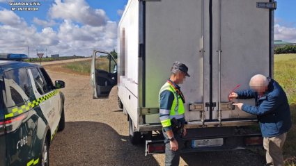 La guardia intercepta un camión con mil kilos de carne mal refrigerada