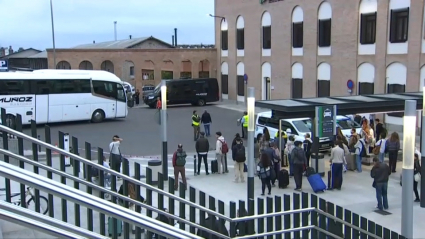 Bus en la estación de tren