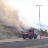 Incendio de pastos en la ladera de la Alcazaba pacense.