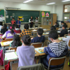 Alumnos atienden en un aula 