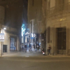 Jóvenes concentrados y sin mascarilla a las puertas de un pub