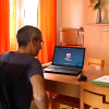 Hombre teletrabajando