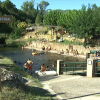 Bañistas en una piscina natural de la Sierra de Gata