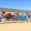 Mural en el que puede verse a bomberos, sanitarios y superhéroes