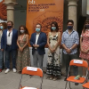 El elenco de 'Antígona' posa con mascarillas en la presentación de la obra en Mérida