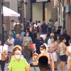 Gente por la calle con mascarilla