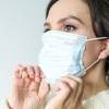 Mujer llevando mascarilla