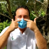 Médico extremeño explicando cómo colocar correctamente la mascarilla 