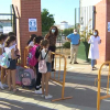 En el colegio Virgen de la Luz de Alconchel, la directora ha dado la bienvenida a padres, madres y alumnos. Escolares esperando para entrar al colegio entre vallas y de forma ordenada.