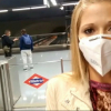 Joven extremeña usando el metro para ir a trabajar