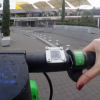 Conductora con un patinete eléctrico