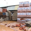 Nave destrozada con materiales de construcción