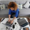 Mujer trabajando desde casa