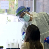 Una vecina de Calamonte haciéndose la PCR en IFEME