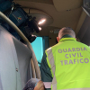 La Guardia Civil inspecciona un autobús escolar