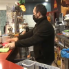 Imagen de un camarero trabajando en una cafetería