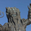 Estatua en homenaje a las Carantoñas, en Acehúche
