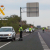 Agentes de la Guardia Civil de Tráfico en una autovía
