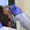 Personal sanitario realiza una prueba de detección de COVID-19.