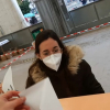 Extremeño depositando su voto en las elecciones catalanas