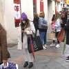Clientes esperando para entrar en las tiendas esta mañana en la Calle Santa Eulalia de Mérida.