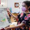 Pilar Amor con el cartel de la Ruta de la Tapa Cofrade