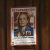 Cartel de la desaparición en la puerta de su domicilio.