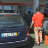 Conductor portugués echando gasolina en Badajoz
