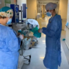 Dos profesionales sanitarias trabajan en un hospital