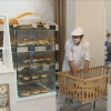 Panadero colocando  el género en las estanterías