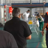 La vacunación masiva se está desarrollando en el pabellón polideportivo municipal.