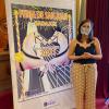 La concejala de festejos, Lara Montero de Espinosa, junto al cartel de la Feria de San Juan 2021.