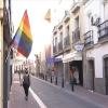 Calle de Mérida luciendo una bandera LGTBI.