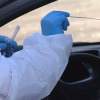Realización de una PCR en un 'autocovid'.