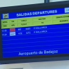 Panel informativo anunciando los vuelos a Mallorca en el aeropuerto de Badajoz