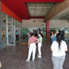 Aspirantes esperando a la entrada del examen