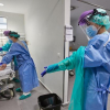 Sanitarios atendiendo a un paciente en la UCI