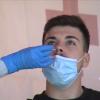 Personal sanitario realiza una prueba de diagnóstico de COVID-19 en Plasencia.