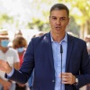 El presidente del Gobierno, Pedro Sánchez, durante su intervención tras visitar este jueves un hogar de mayores de la localidad cacereña de Navalmoral de la Mata.