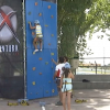 Niños escalando por una pared