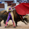  El diestro Emilio de Justo da un pase con la muleta en la plaza de toros de Las Ventas