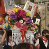 Uno de los tableros repleto de ofrendas para la virgen del Rosario