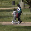 Madre paseando con un hijo