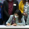 Carolina Darias firmando la orden ministerial